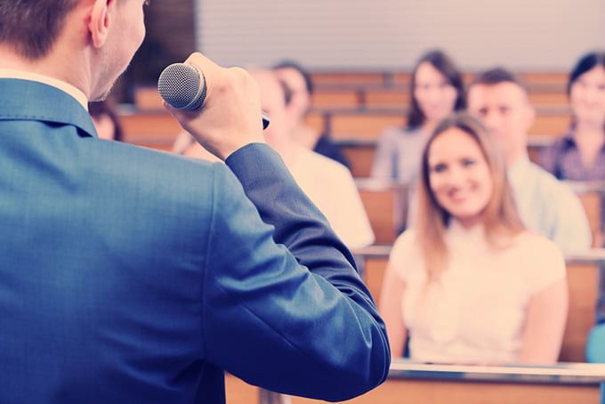 انگلیسی صحبت کردن در جمع برای بهبود تلفظ انگلیسی